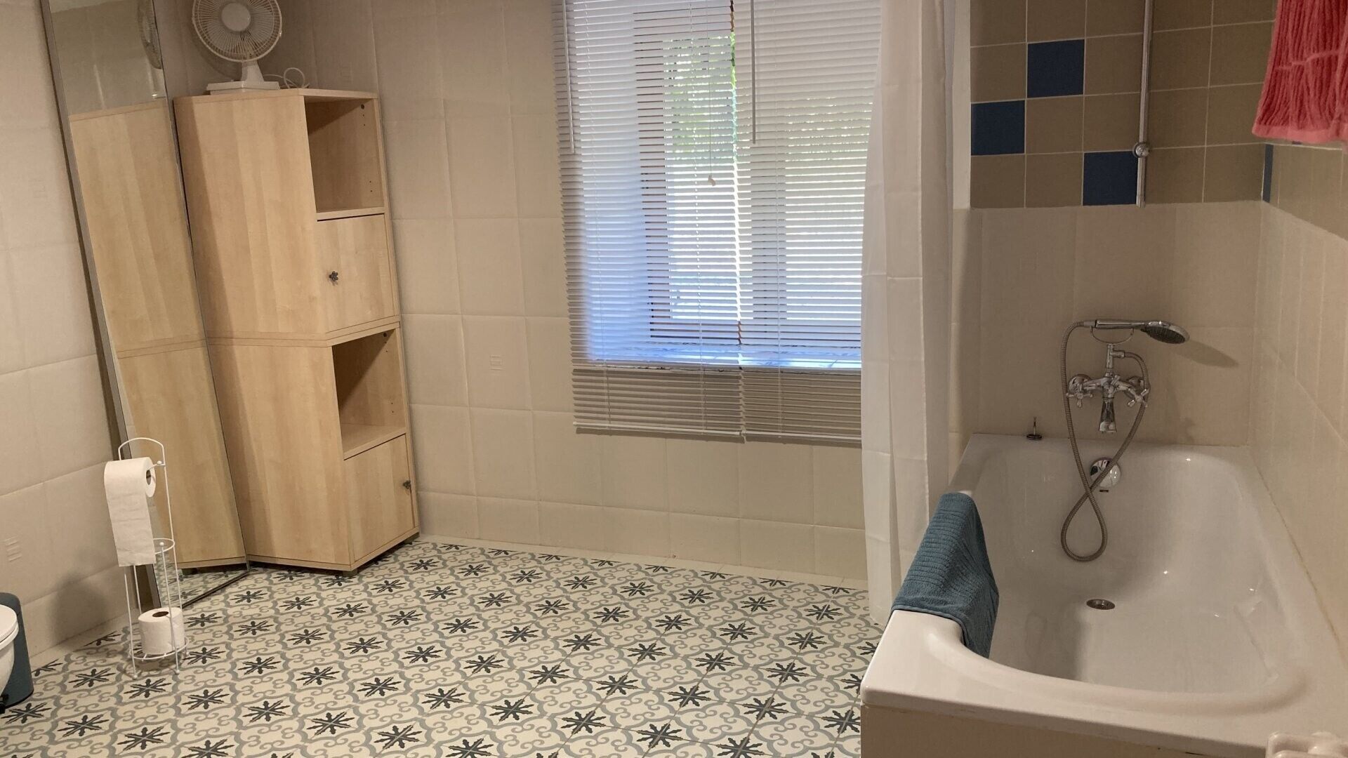 Douche, sèche-cheveux, serviettes fournies