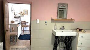 Mikroaaltouuni, kahvin-/teenkeitin, syöttötuoli