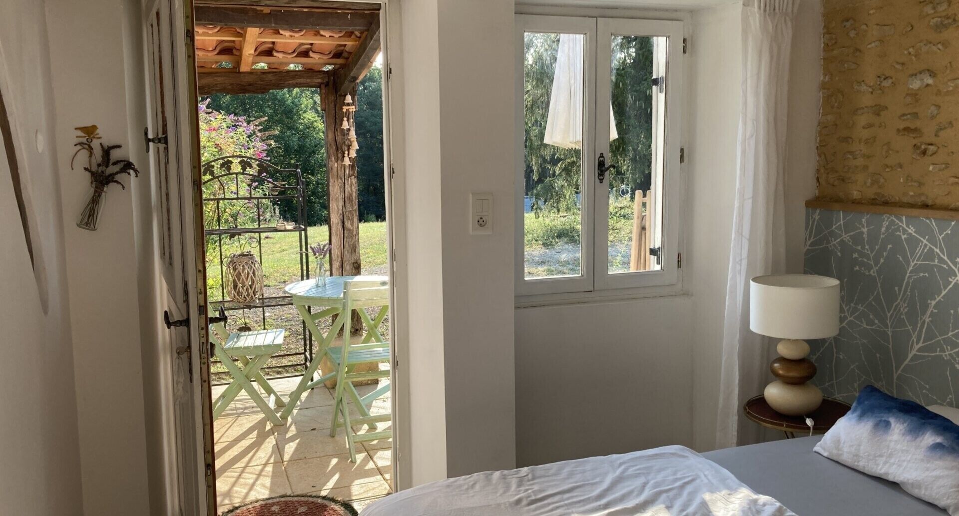 Desk, iron/ironing board, WiFi, bed sheets