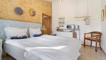 Desk, iron/ironing board, WiFi, bed sheets