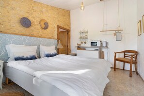 Escritorio, tabla de planchar con plancha, wifi y ropa de cama 