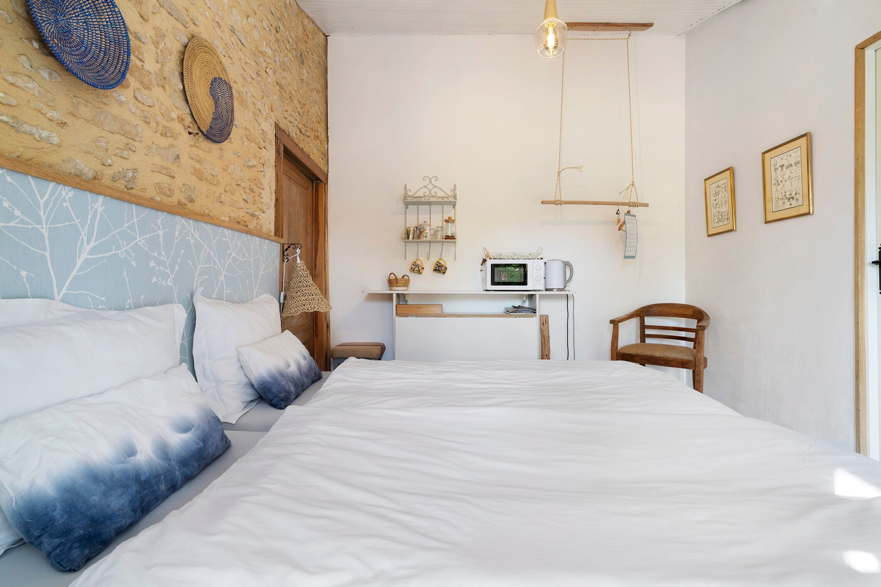 Desk, iron/ironing board, WiFi, bed sheets