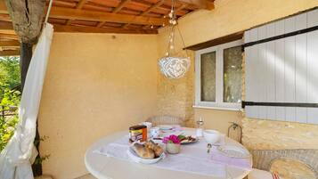 Outdoor dining