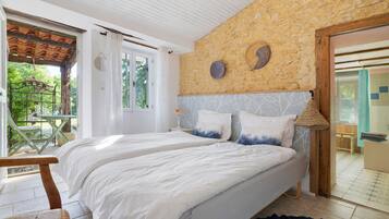 Escritorio, tabla de planchar con plancha, wifi y ropa de cama