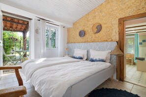 Desk, iron/ironing board, WiFi, bed sheets - Bed and Breakfast 'Les Orchidées - Chambre' with Shared Pool, Private Terrace and Wi-Fi (Savignac de Miremont)