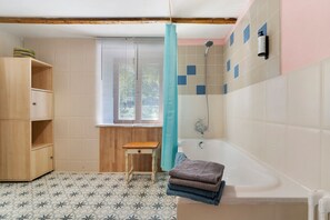Shower, free toiletries, hair dryer, towels - Bed and Breakfast 'Les Orchidées - Chambre' with Shared Pool, Private Terrace and Wi-Fi (Savignac de Miremont)