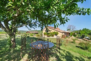 Outdoor dining - Bed and Breakfast 'Les Orchidées - Chambre' with Shared Pool, Private Terrace and Wi-Fi (Savignac de Miremont)