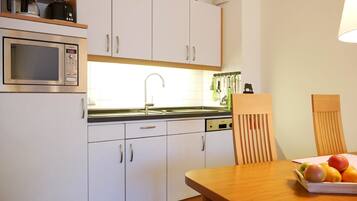 Frigorífico, horno, placa de cocina y lavavajillas