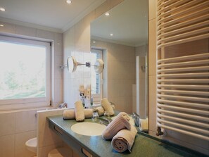 Shower, hair dryer, towels - Apartment 'Dream Residence - 834' with Balcony and Wi-Fi (Hinterzarten)