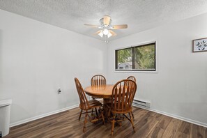 Dining - Enjoyable 1-bedroom apartment with AC in charming Le Claire (Le Claire)