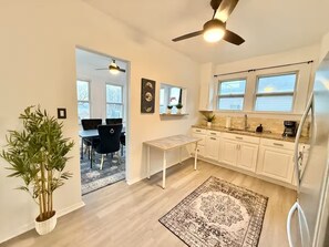 Fridge, microwave, stovetop, dishwasher - spacious apartment with NYC views (Edgewater)
