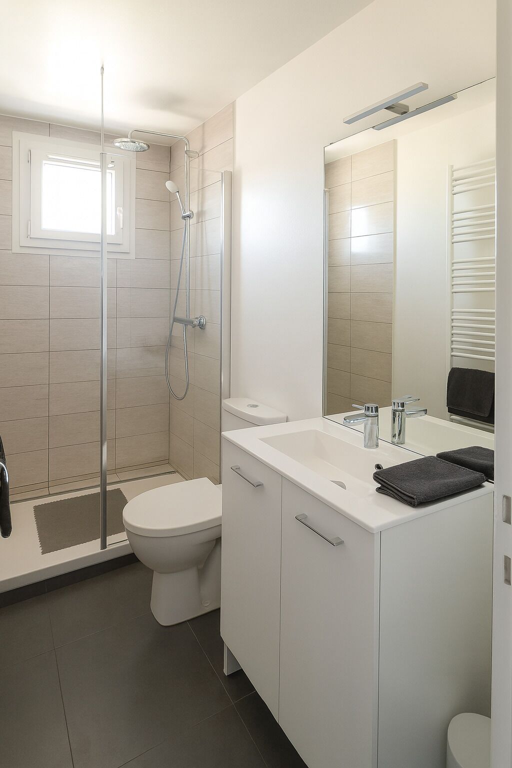 Bruser, hårtørrer, håndklæder, Sæbe