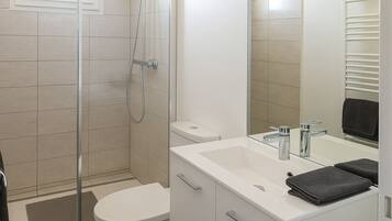 Doccia, asciugacapelli, asciugamani, sapone