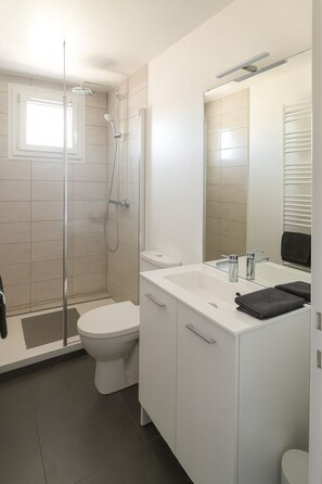 Bruser, hårtørrer, håndklæder, Sæbe