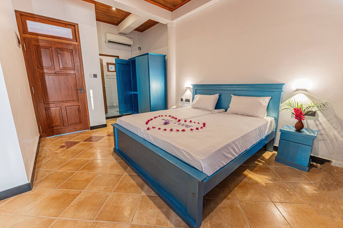 Habitación Deluxe doble, balcón, vistas al mar | Caja fuerte, tabla de planchar con plancha, wifi gratis y ropa de cama