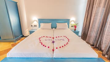 Kahden hengen deluxe-huone, parveke, merinäköala | Tallelokero huoneessa, silitysrauta/-lauta, ilmainen Wi-Fi