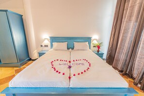 豪華雙人房, 陽台, 海景 | 客房內保險箱、熨斗/熨衣板、免費無線上網、床單