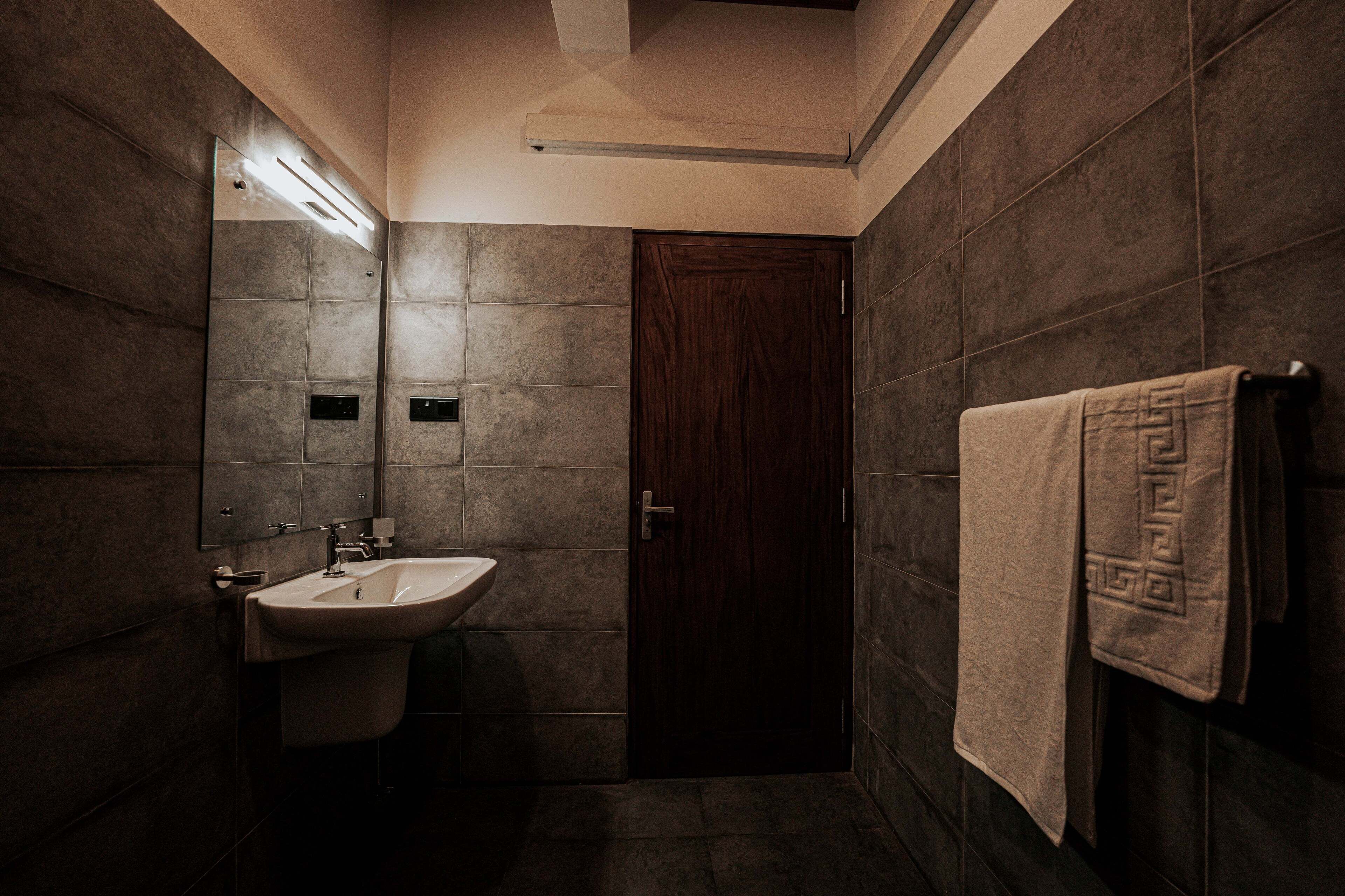 Deluxe Double Room, Balcony, Sea View | Bathroom | Shower, towels, soap, shampoo