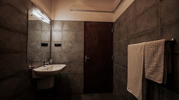 Kahden hengen deluxe-huone, parveke, merinäköala | Kylpyhuone | Suihku, pyyhkeet, saippua, sampoo