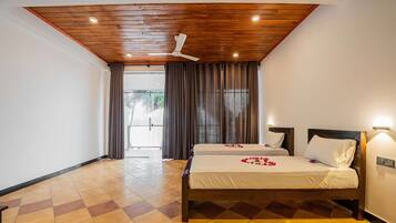 Dobbeltrom – superior, terrasse, bassengutsikt | Safe på rommet, strykejern/-brett, wi-fi (inkludert) og sengetøy