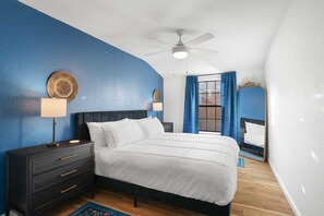 Een strijkplank/strijkijzer, wifi, beddengoed