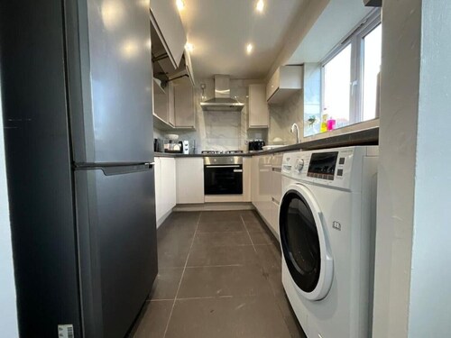 Your dream family home centrally located to train station and Luton Airport.