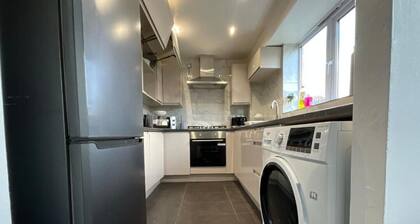 Your dream family home centrally located to train station and Luton Airport.