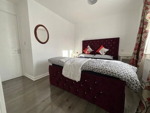 3 chambres, fer et planche à repasser, Wi-Fi, draps fournis