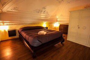 2 bedrooms, iron/ironing board, WiFi, bed sheets - Large Apartment in City Center (Catania)