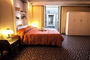 2 bedrooms, iron/ironing board, WiFi, bed sheets - Large Apartment in City Center (Catania)