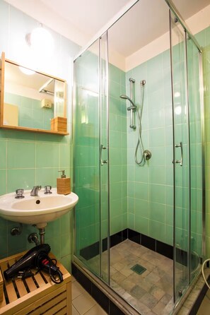 Shower, hair dryer, towels, soap - Large Apartment in City Center (Catania)