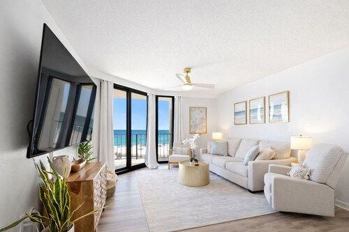 LUXE BEACHFRONT BEAUTY! Newly Renovated I Resort Amenities I King Bed, Phoenix 3