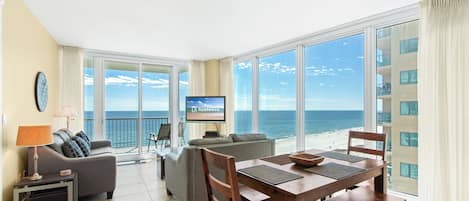 Signature-Apartment, 3 Schlafzimmer, Balkon, Strandblick | Essbereich im Zimmer