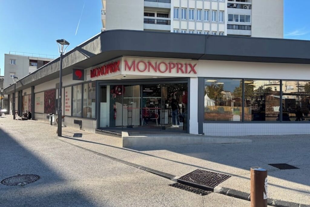 Ein Geschäft mit dem Schild 'MONOPRIX'.