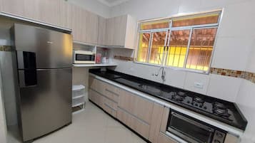 Een microgolfoven, een kookplaat