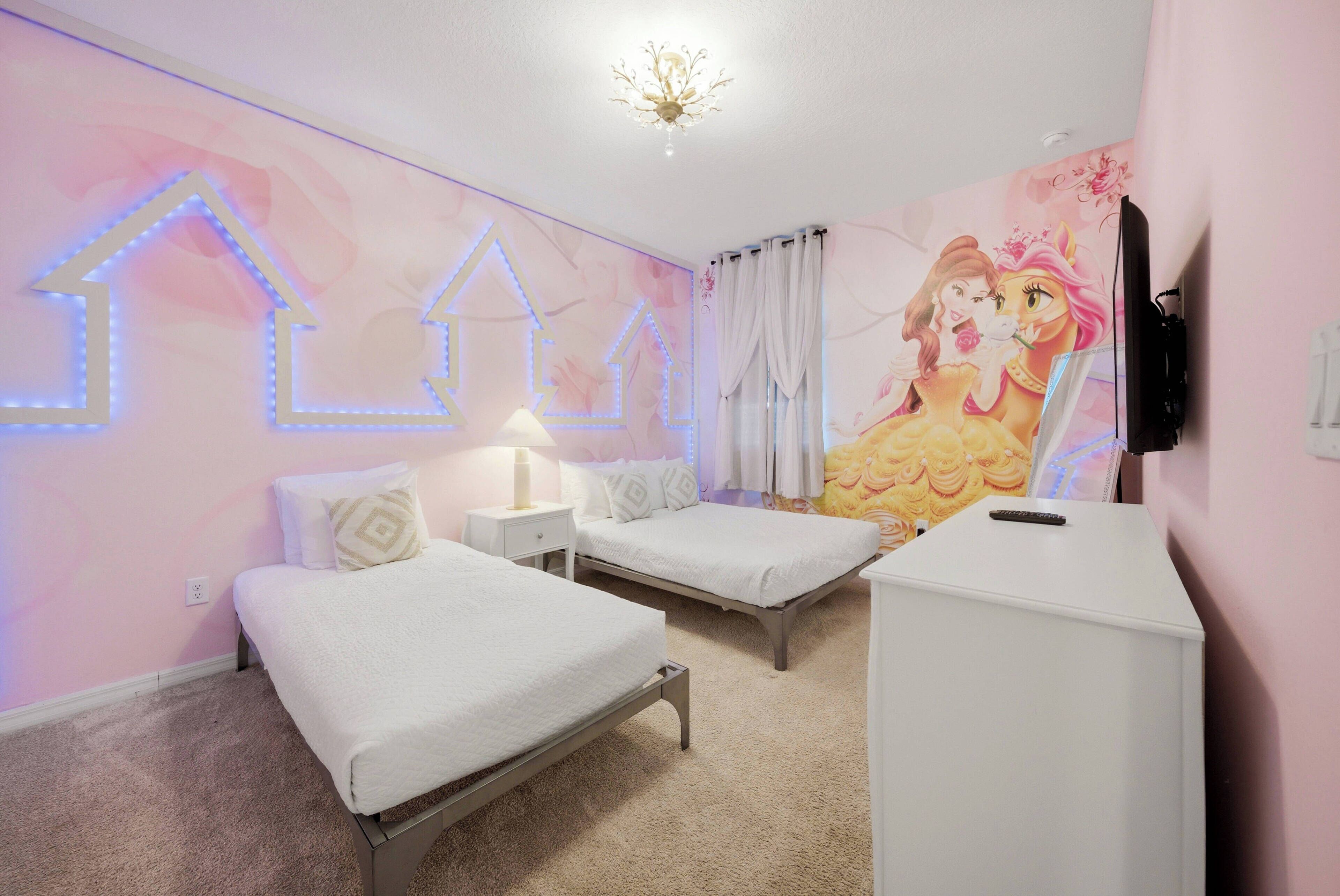 Une chambre avec deux lits simples, une table de chevet, un téléviseur et une fresque murale.