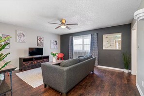 Living area - Alessi's Place-Double King Nxt to Midtown Eateries (Tampa)