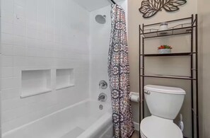Secadora de cabello, toallas, jabón, papel de baño 