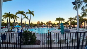 Utomhuspool och uppvärmd pool