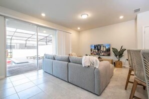 Smart TV - Family Luxury Villa w/ Private Pool. Near Disney + Water Park Access. (Davenport)