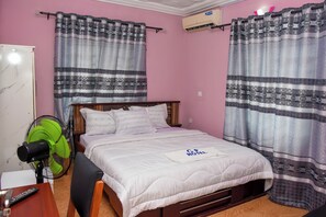 Suíte standard, vista para a cidade | Escrivaninha, espaço de trabalho para notebook, Wi-Fi de cortesia