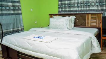 Standaard suite, uitzicht op de stad | Een bureau, een laptopwerkplek, gratis wifi