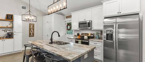 Geladeira, micro-ondas, fogão, cooktop