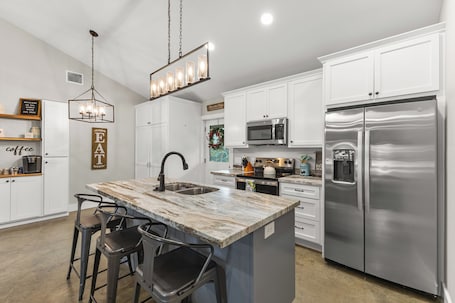 冷蔵庫、電子レンジ、オーブン、コンロ. Cozy Modern Barndominum near Franklin Ranch Sports Park