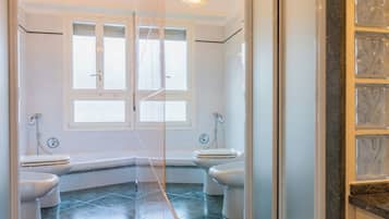 Appartement, balcon | Salle de bain