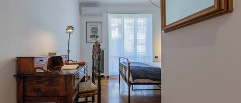 Basic Apartment, Balcony