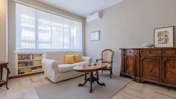 Basic-Apartment, Balkon | Wohnbereich | 35-cm-Fernseher mit Digitalempfang