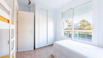 Iron/ironing board, bed sheets