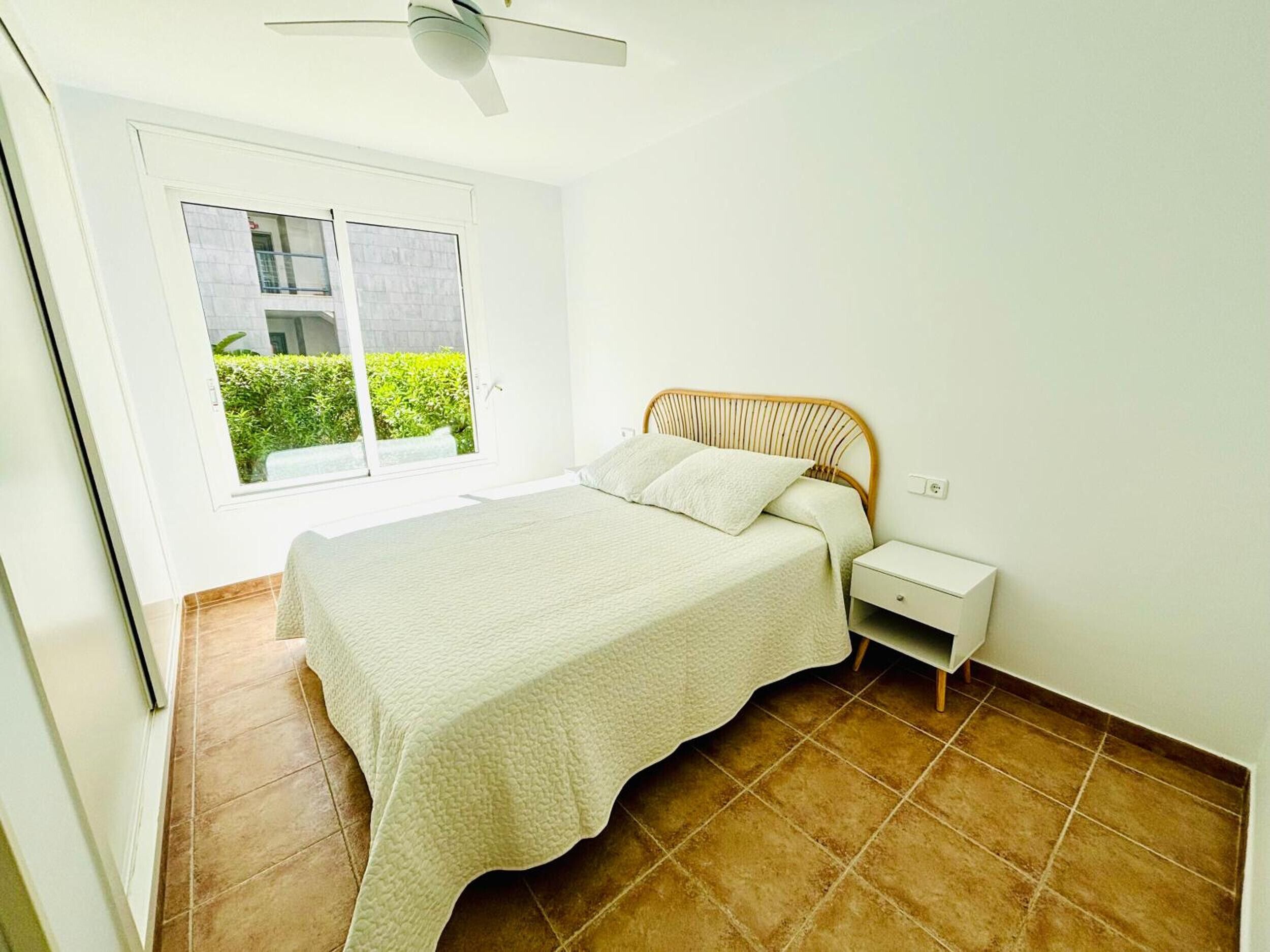 Iron/ironing board, bed sheets