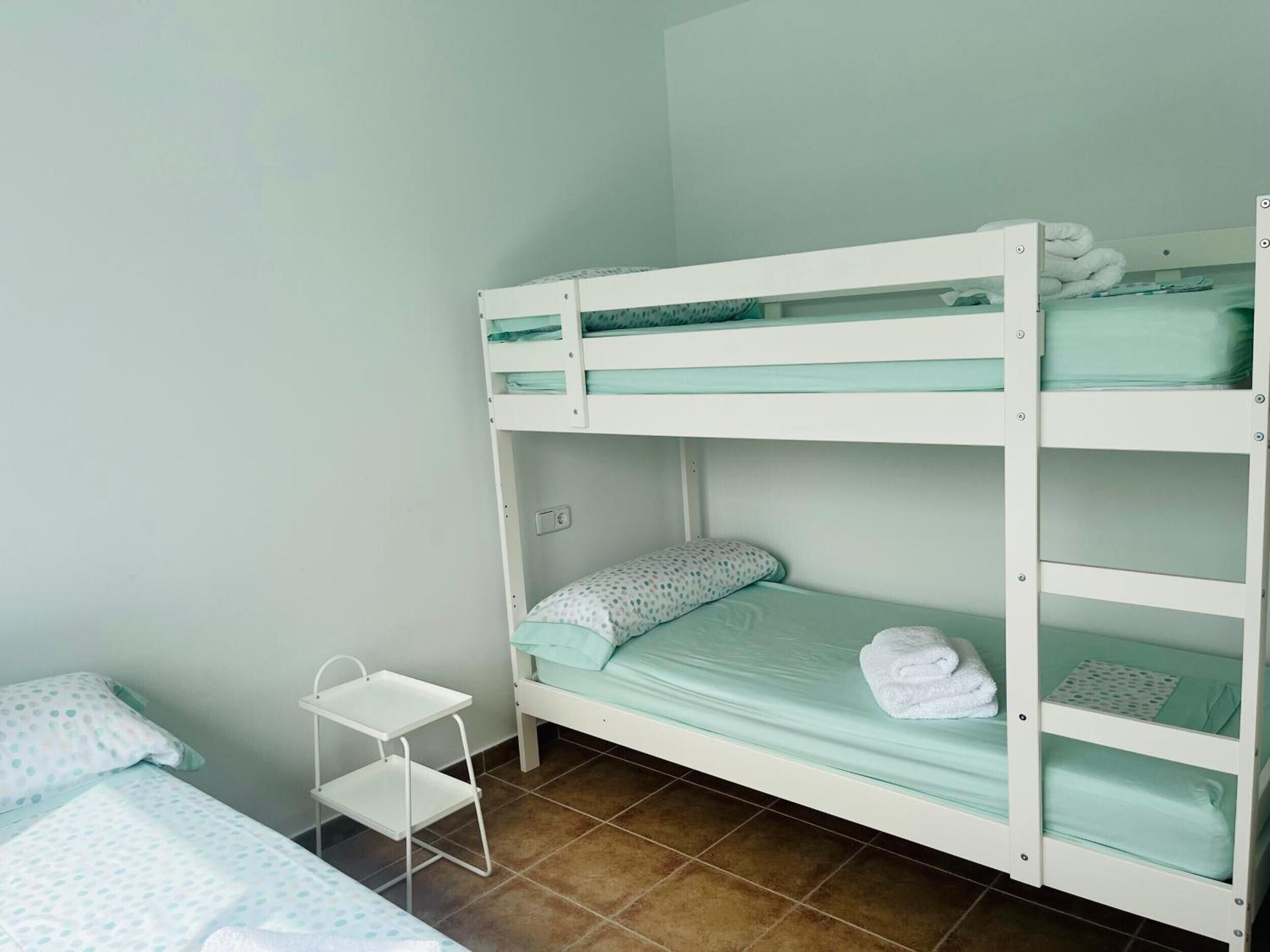 Iron/ironing board, bed sheets